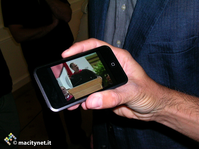 ipodtouchyoutubestevejobs.jpg