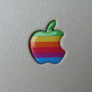 logo apple sul macintosh classic