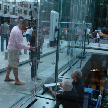 Prosegue l’invasione degli iPhone Giganti: eccoli nell’AppleStore NY 5th ST.