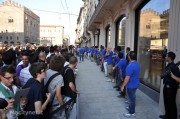 Apple Store Bologna: folla record per il conto alla rovescia e apertura ufficiale