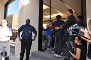 Apple Store Bologna: folla record per il conto alla rovescia e apertura ufficiale