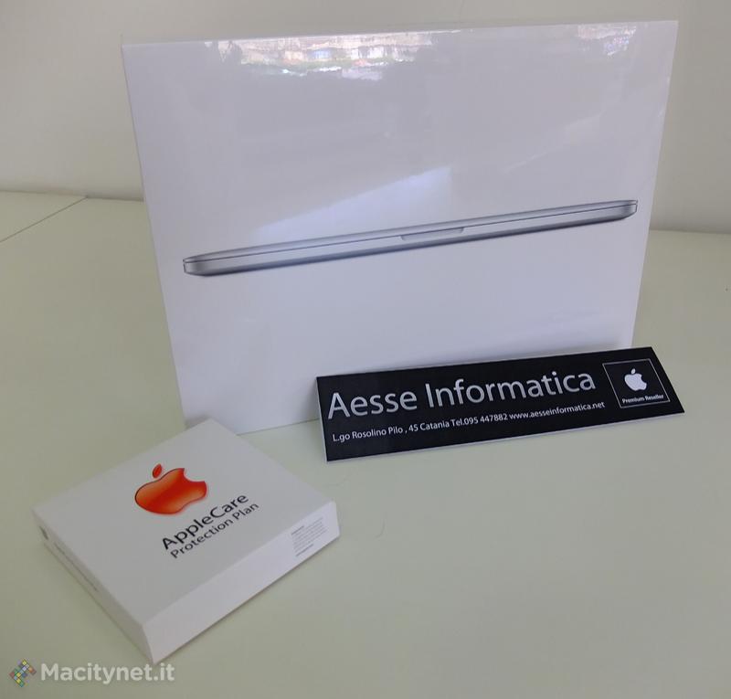 L’unpackaging italiano del primo MacBook Pro Retina L’unpackaging italiano del primo MacBook Pro Retina