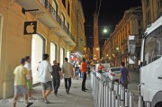 Apple Store via Rizzoli: un faro nella notte di Bologna con gli ultimi preparativi