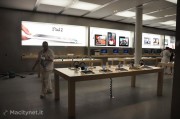 Apple Store via Rizzoli: un faro nella notte di Bologna con gli ultimi preparativi