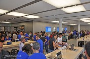 Apple Store Bologna: il negozio della Mela invaso dagli appassionati