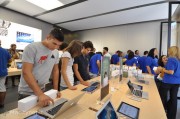 Apple Store Bologna: il negozio della Mela invaso dagli appassionati