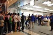Apple Store il Leone: il tunnel umano dell’inaugurazione e la distribuzione dei gadget