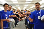 Apple Store il Leone: il tunnel umano dell’inaugurazione e la distribuzione dei gadget