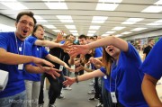 Apple Store il Leone: il tunnel umano dell’inaugurazione e la distribuzione dei gadget