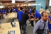 Apple Store il Leone: il tunnel umano dell’inaugurazione e la distribuzione dei gadget