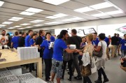 Apple Store il Leone: il tunnel umano dell’inaugurazione e la distribuzione dei gadget