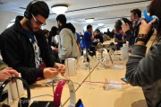 Apple Store Torino: la gente anima lo store
