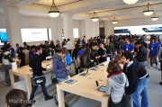 Apple Store Torino: la gente anima lo store