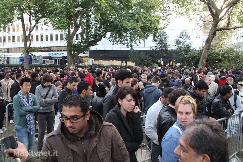 Lancio iPhone 4S, altra galleria da Londra