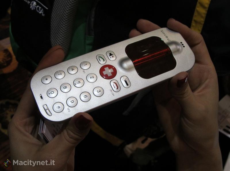 CES 2013: SpareOne, il cellulare con 15 anni di autonomia con una sola pila AA