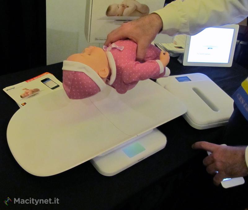 CES 2012: Withings Smart Baby Scale, bilancia WiFi e Bluetooth per pesare i bambini CES 2012: Withings Smart Baby Scale, bilancia WiFi e Bluetooth per pesare i bambini