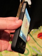 Visto al CES 2012: da Third Rail la custodia iPhone Smart con riserva di energia agganciabile