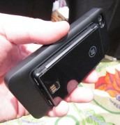 Visto al CES 2012: da Third Rail la custodia iPhone Smart con riserva di energia agganciabile