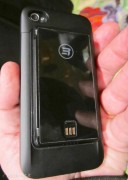 Visto al CES 2012: da Third Rail la custodia iPhone Smart con riserva di energia agganciabile