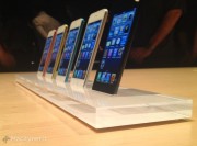 Il nuovo iPod touch grande e colorato visto da vicino con il nuovo cavo Lightning