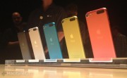 Il nuovo iPod touch grande e colorato visto da vicino con il nuovo cavo Lightning