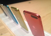 Il nuovo iPod touch grande e colorato visto da vicino con il nuovo cavo Lightning