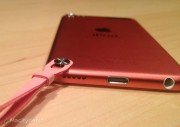 Il nuovo iPod touch grande e colorato visto da vicino con il nuovo cavo Lightning