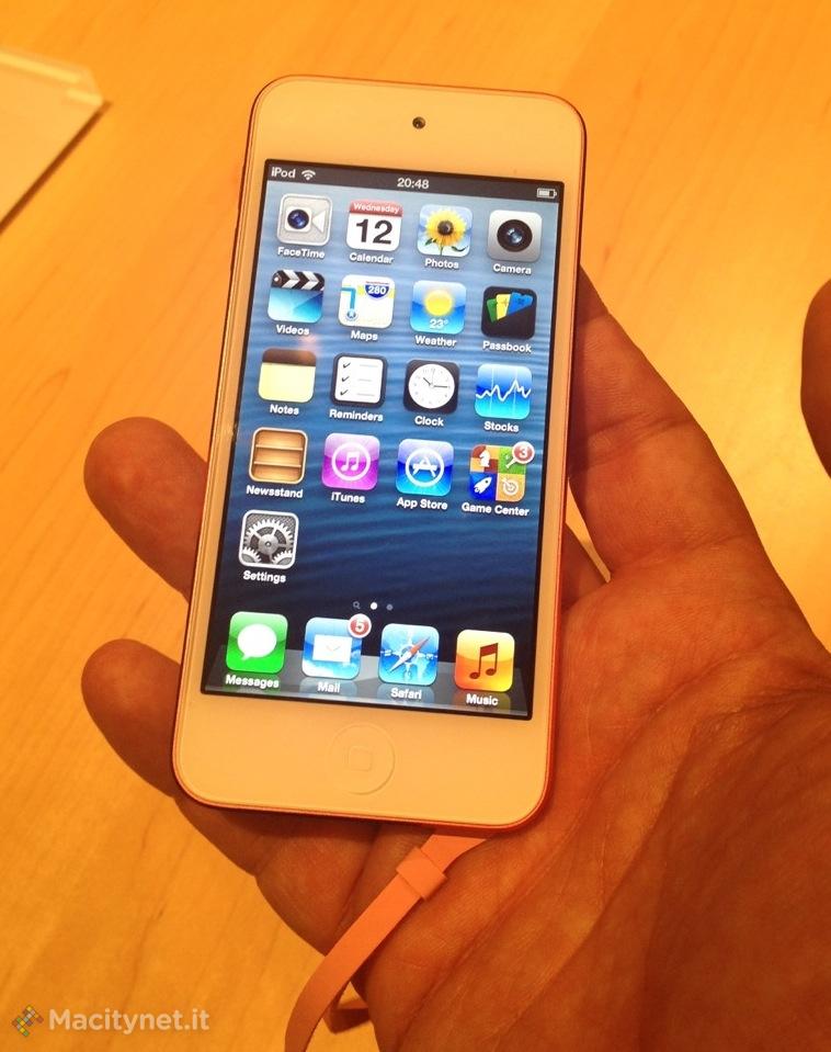 Il nuovo iPod touch grande e colorato visto da vicino con il nuovo cavo Lightning
