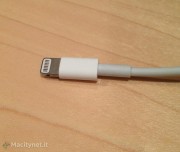 Il nuovo iPod touch grande e colorato visto da vicino con il nuovo cavo Lightning