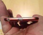 Il nuovo iPod touch grande e colorato visto da vicino con il nuovo cavo Lightning