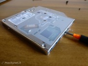 Metti il turbo al Mac con l’SSD – Parte 2 rimuovere il Superdrive e installare Optibay