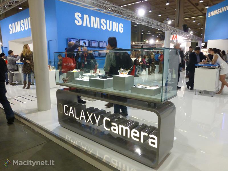 Photoshow: Samsung presenta le nuove fotocamere connesse Smart Camera e NX300