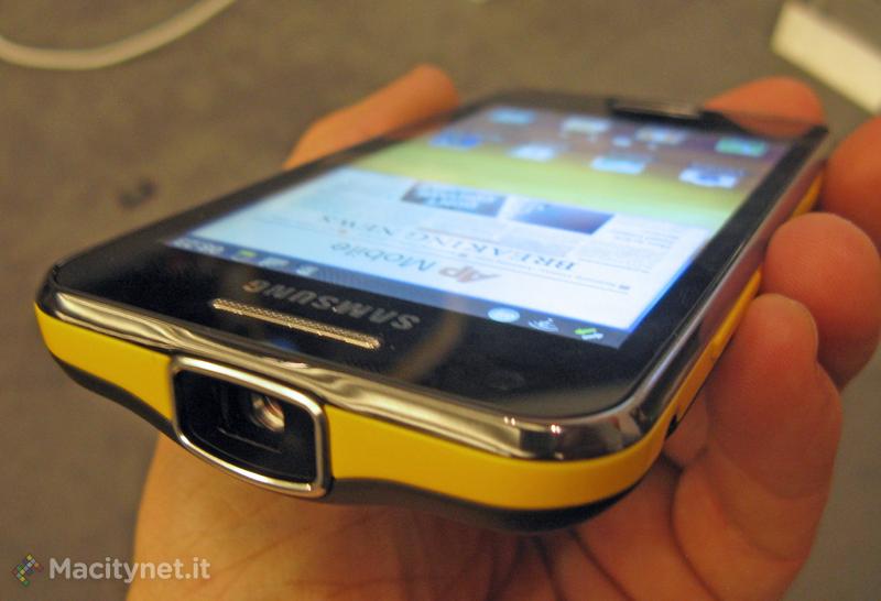 MWC 2012: Samsung Galaxy Beam ecco come funziona lo smartphone con  videoproiettore 