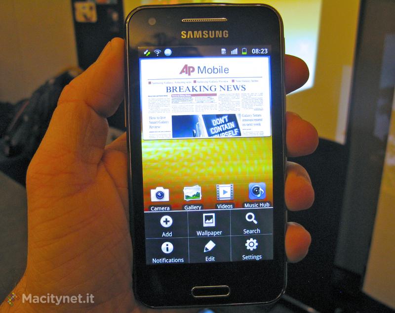 MWC 2012: Samsung Galaxy Beam ecco come funziona lo smartphone con videoproiettore