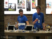 In fila per l’iPhone 4S, a Covent Garden a Londra circa 200 persone