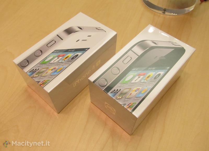 Nuovo iPhone 4S, le prime immagini dell’unpackaging Nuovo iPhone 4S, le prime immagini dell’unpackaging