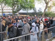 iPhone 4S: primi acquisti e migliaia in fila a Londra