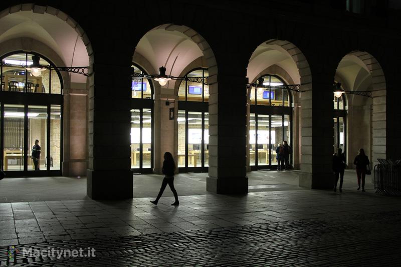 In fila per l’iPhone 4S, a Covent Garden a Londra circa 200 persone