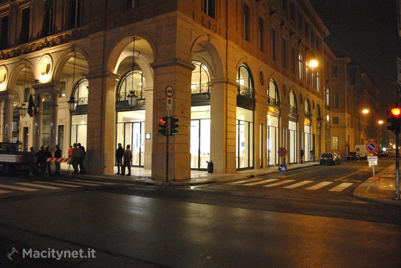 Apple Store via Roma Torino: l’inconfondibile stile Apple nelle foto notturne