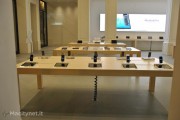 Apple Store via Roma Torino: l’inconfondibile stile Apple nelle foto notturne