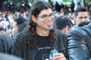 Phil Schiller festeggia insieme agli sviluppatori della WWDC e ai Vampire Weekend