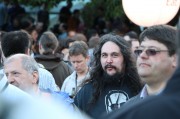 Phil Schiller festeggia insieme agli sviluppatori della WWDC e ai Vampire Weekend