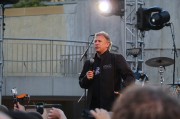 Phil Schiller festeggia insieme agli sviluppatori della WWDC e ai Vampire Weekend