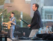 Phil Schiller festeggia insieme agli sviluppatori della WWDC e ai Vampire Weekend