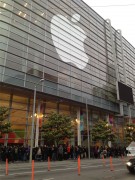 La lunga fila per il Keynote WWDC 2013: il video e le foto esclusive di Macitynet