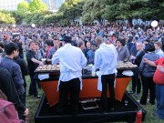 Phil Schiller festeggia insieme agli sviluppatori della WWDC e ai Vampire Weekend