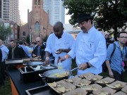 Phil Schiller festeggia insieme agli sviluppatori della WWDC e ai Vampire Weekend