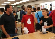 La gente nell’Apple Store di Rimini