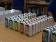 Apple Store Berlino: ecco i nuovi iPhone 5c in attesa dell’ingresso