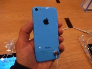 Apple Store Berlino: ecco i nuovi iPhone 5c in attesa dell’ingresso